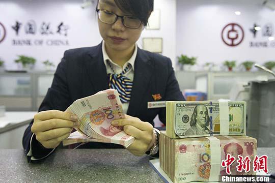 资料图：山西太原，银行工作人员正在清点货币。 中新社记者 张云 摄