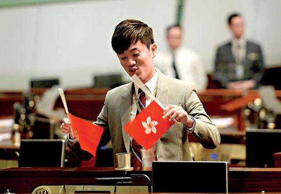 香港侮辱国旗议员被捕 若入罪或失立法会议席