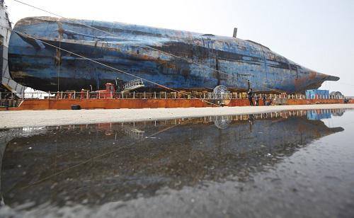3月31日，韩国世越号沉船停靠在木浦新港。新华社记者姚琪琳摄