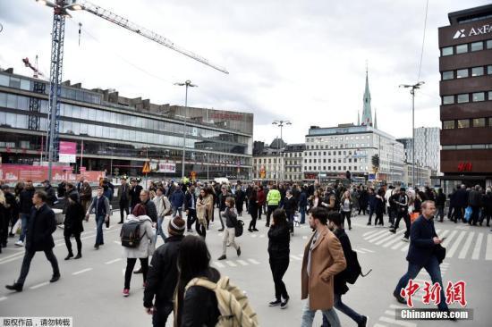 瑞典警方当地时间4月7日称，一辆卡车当天冲入首都斯德哥尔摩市中心人群，造成人员受伤。