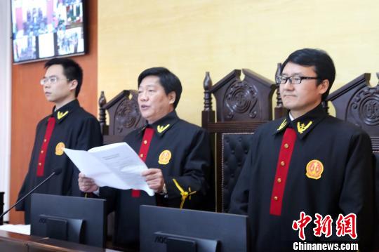 图为审判长宣判结果。　石笑飞 摄