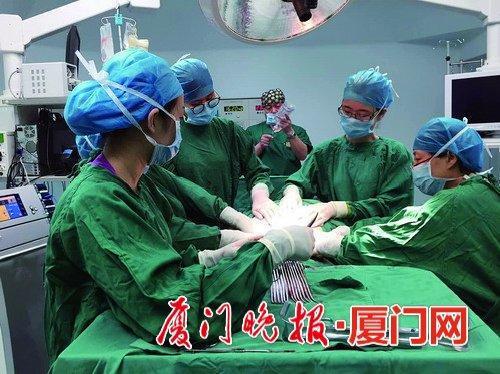 这台手术比同类型手术增加两名医护人员,专门负责抱住产妇的腹部。