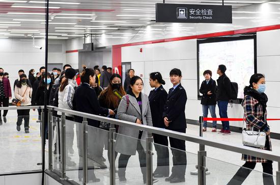 4月13日，市民在长春地铁1号线市政府站内进行大客流应急演练。资料图