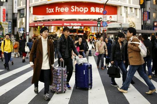 日本東京的免稅店經常迎來衆多中國遊客（路透社資料圖片）