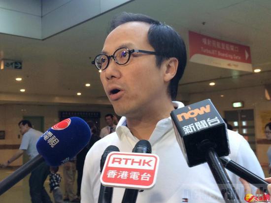 梁继昌称,澳门入境处人员指他会构成影响公共安全及秩序。