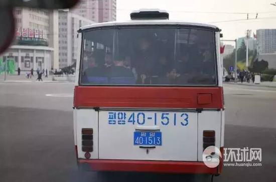 平壤街头的公共汽车