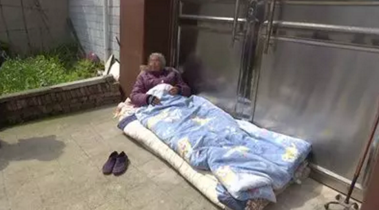 82岁母亲被儿子撵出家门 抱着被窝在地上睡3天