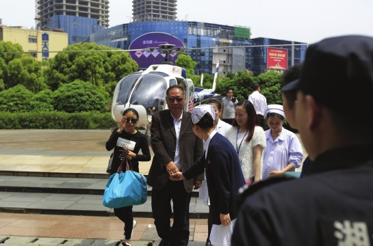 4月18日，中南大学湘雅医院，姚先生从益阳乘直升机到长沙看病。图/记者华剑