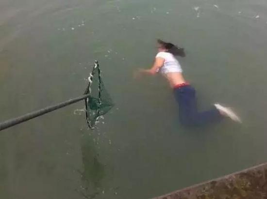 日本福山市因大雨发生决堤 政府出动泵车排水