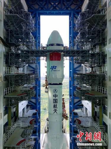 垂直转运的顺利完成,标志着“天舟一号”飞行任务正式进入发射阶段。张文军 摄