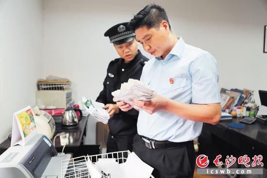 天心区法院执法人员在仔细查阅开发商账目后予以查封。长沙晚报记者 朱炎皇 通讯员 文天骄 摄影报道