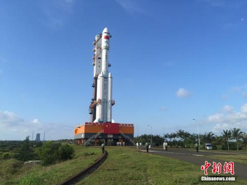 4月17日7时30分,承载着长征七号遥二运载火箭与天舟一号货运飞船组合体的活动发射平台,垂直转运至发射区,标志着“天舟一号”飞行任务正式进入发射阶段。闫宁 摄
