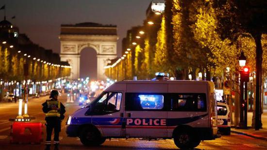 恐袭发生在法国的核心香榭丽舍大街上，而且是当街对着警察扫射