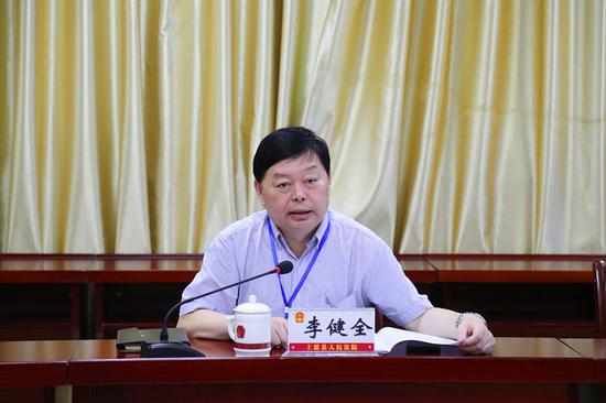 上思县人民法院党组书记,院长钟健及在家