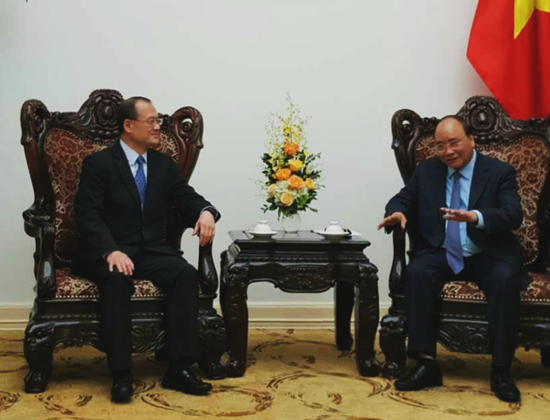 越南政府总理阮春福（右）在越政府总部会见了香港越南商会会长、香港中华总商会会长、香港新华集团董事会主席蔡冠深 受访人供图