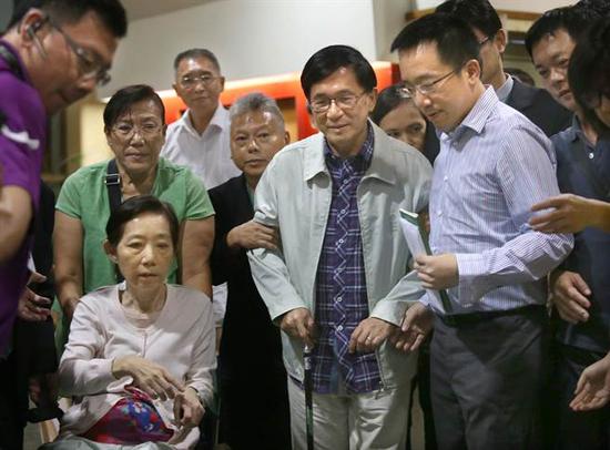 去年10月30日，阿扁（中）拄着拐杖，偕同妻子吴淑珍（前排左）和儿子陈致中（前排右）参加活动。（图片来源：台湾《中时电子报》）