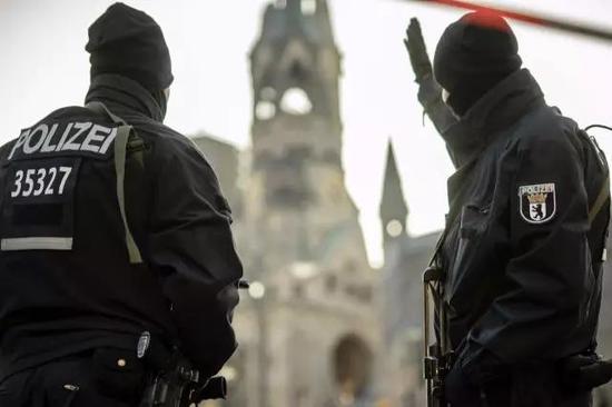 在德国首都柏林，警察在货车冲入圣诞市场事件现场附近警戒。（新华 / 法新）