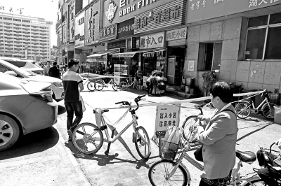 小区楼上维修用共享单车拉起警示围挡 记者杨涛 摄