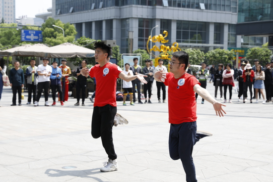 超嗨嘚儿！男幼师集体快闪秀阳光形象