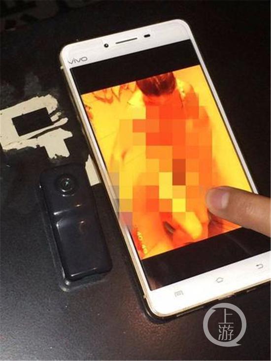 摄像头拍下安装者影像，合租男子露面