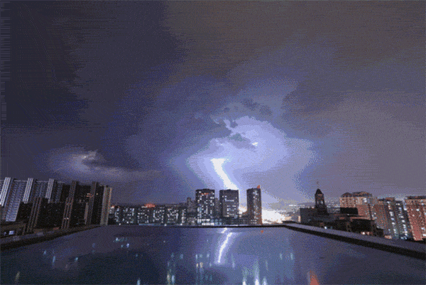 用生命播报！气象主播外景连线遭遇雷击(视频)