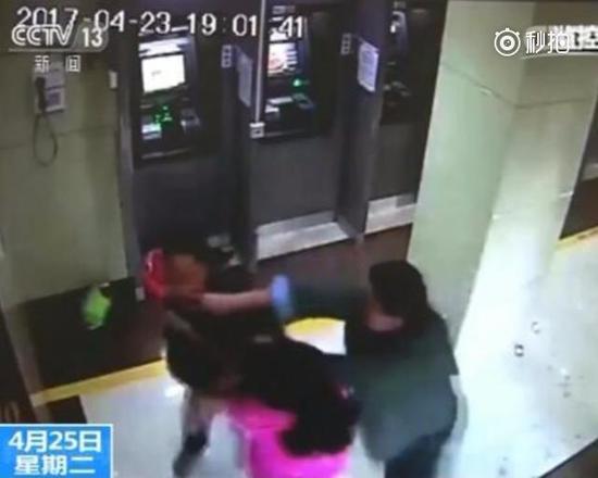 男子ATM前抢劫女子 被旁边取钱的民警5秒放倒