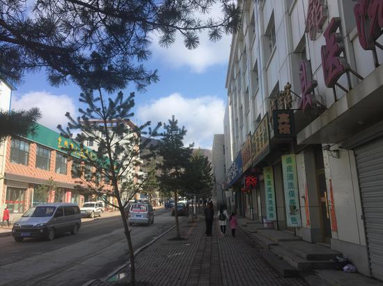 图：25日早晨的长白县街景