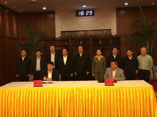 新华集团华东区与吴忠市政府的葡萄酒特色小镇建设合作协议 李建华（后排正中）、咸辉（后排右四）、蔡冠深（后排左四）等见证 受访人供图