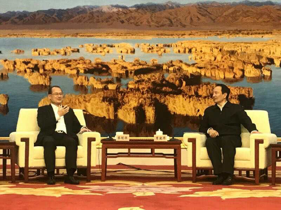 宁夏回族自治区党委书记李建华（右）与全国政协教科文卫体副主任、香港中华总商会会长、香港新华集团董事会主席蔡冠深博士会谈 受访人供图