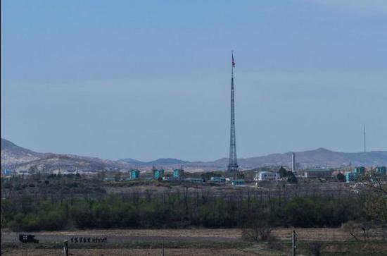 从朝鲜半岛非军事区里的韩国样板村“自由之村”看到的景象。（美国《纽约时报》网站》）
