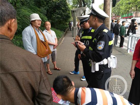 △民警说算命是骗钱，哑巴说我算命免费。