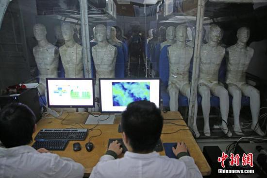 资料图：中国国产C919大型客机在上海总装下线。天津大学完成了C919座舱环境控制系统中的空气分配系统的数值仿真和优化设计，使座舱内的空气新鲜度比主流传统大飞机提高了20%，乘客的热舒适度提升，填补了该项技术在国内的空白。中新社记者 佟郁 摄