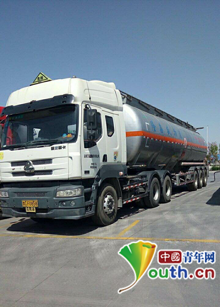 戰(zhàn)永革駕駛的曾被昌樂(lè)交通局扣押的罐車。中國(guó)青年網(wǎng)記者 宿希強(qiáng) 攝