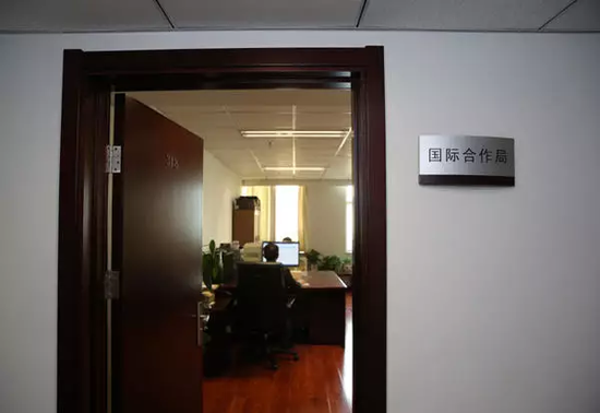 中央纪委国际合作局作为中央追逃办办事机构,承担具体工作。(中央纪委监察部网站肖磊涛摄)