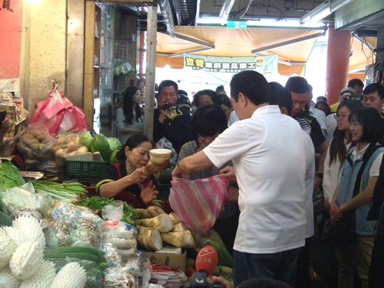 马英九菜市场豪买一万块，卖菜阿嬷比他更有名。（图片来源：台湾《联合报》）