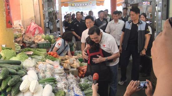 马英九菜市场豪买一万块，卖菜阿嬷比他更有名。（图片来源：台湾《联合报》）