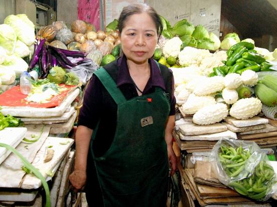 马英九菜市场豪买一万块，卖菜阿嬷比他更有名。（图片来源：台湾《联合报》）