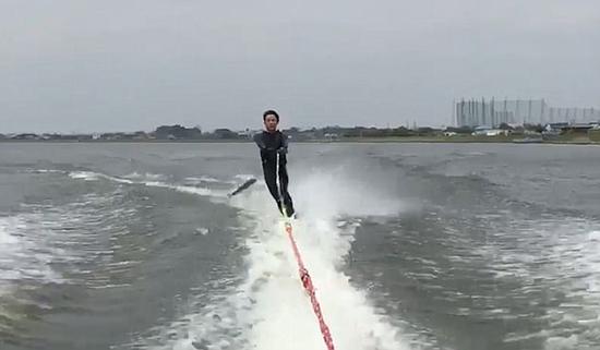 日本男子滑水 鱼腾空跃起撞击其要害部位