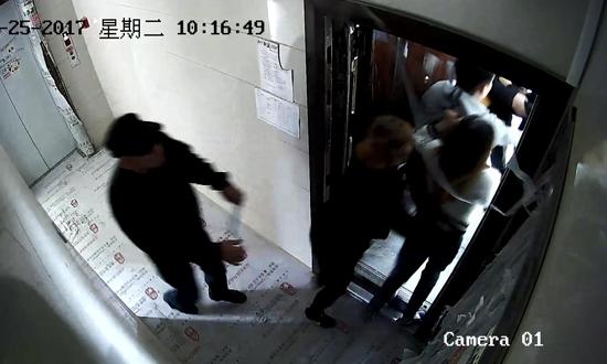 (原房主带人强行闯入)