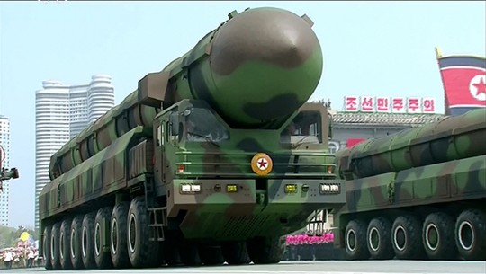 4月15日，朝鲜阅兵首公开疑似新型洲际导弹的武器