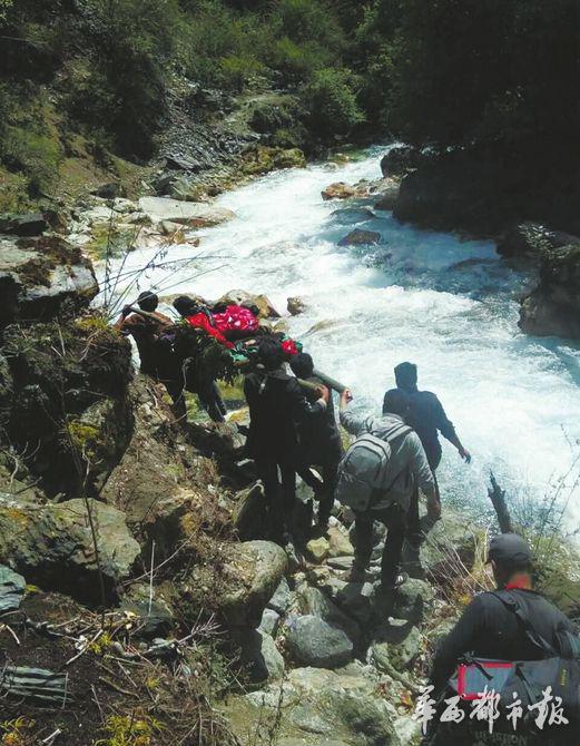 民警和村民将荆茜茜抬下山。