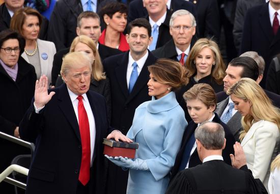 1月20日，特朗普在华盛顿国会山举行的总统就职典礼上宣誓。（新华社记者殷博古摄）