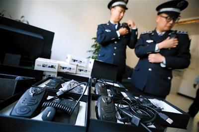 4月30日，来广营城管队，执法队员领取执法记录仪。新京报记者 侯少卿 摄
