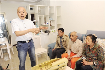 4月30日,渝北美利山小区业主蒋万军家,他妈妈介绍儿子患病情况。 本报记者 李斌摄