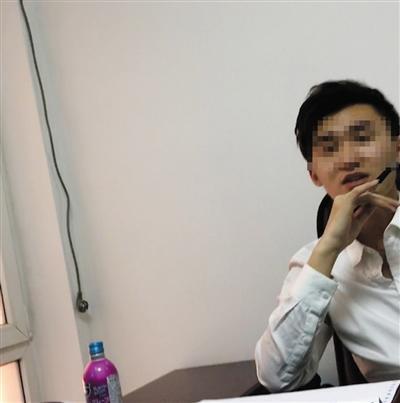 见记者只愿花钱拍摄最基础的照片,这名人称王总的男子一直让记者花钱买杂志版面登照片,说更容易被挑中。新京报记者摄