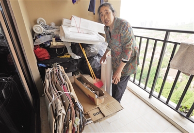 4月30日,渝北美利山小区业主蒋万军家,他妈妈在整理所拣垃圾。