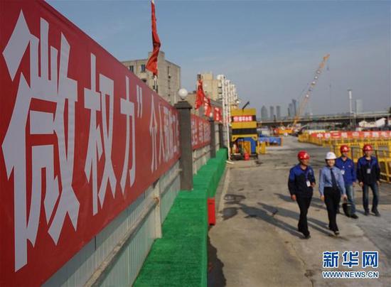 4月27日,在中铁二局工程有限公司无锡地铁三号线03标段项目施工现场,梁溪区人民检察院检察官杨敏在对项目主要负责人宣讲“微权力预防介入”工作。新华社记者季春鹏摄