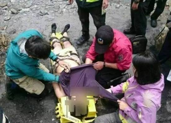 消防员施援发现溺亡者是自己女儿 含泪跪地抢救 - 2
