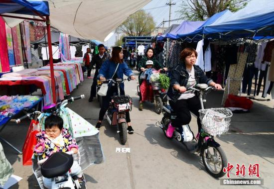 河北安新县一集市（资料图）。 中新社记者 翟羽佳 摄