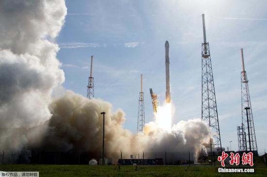 美国民营太空探索科技公司SpaceX的猎鹰9号运载火箭。